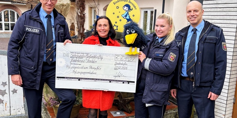 POL-PPRP: Polizeihund Wuschel im Einsatz für den guten Zweck - Polizeipuppenbühne sammelt 635 Euro für Kinderhospiz Sterntaler - Foto: presseportal.de