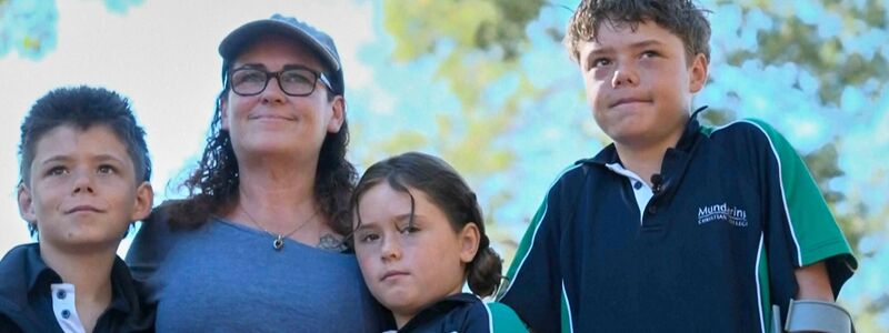 Der 13 Jahre alte Austin (rechts im Foto) schwamm rund vier Stunden, um seine Familie zu retten. - Foto: ABC/Australian Broadcasting Corp/AP/dpa