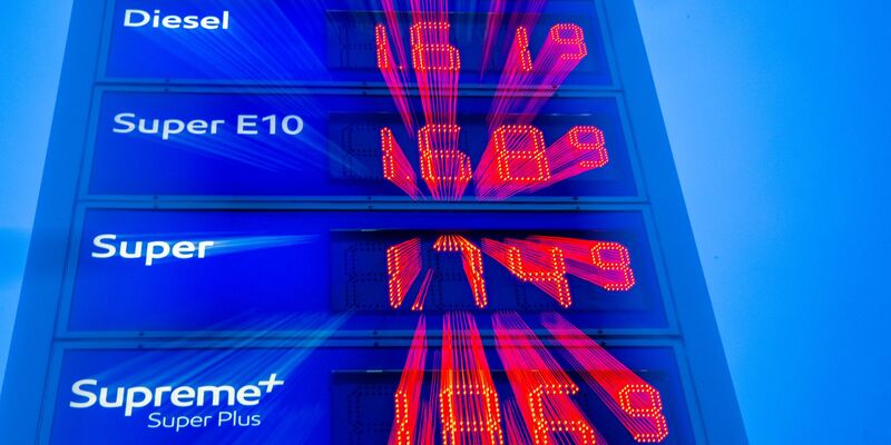 Die Spritpreise im Januar lagen deutlich über denen des Dezembers. (Archivbild) - Foto: Jens Büttner/dpa