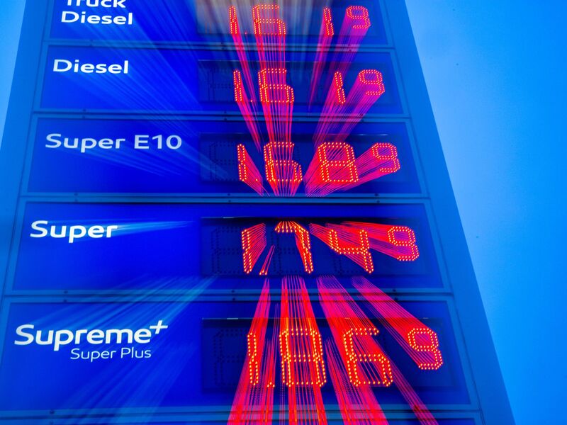 Die Spritpreise im Januar lagen deutlich über denen des Dezembers. (Archivbild) - Foto: Jens Büttner/dpa