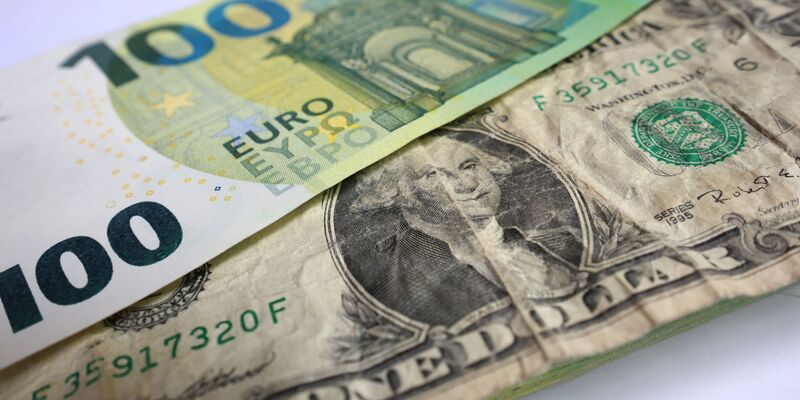 Der Euro - im Vergleich zum US-Dollar derzeit die härtere Währung. (Symbolbild) - Foto: Karl-Josef Hildenbrand/dpa