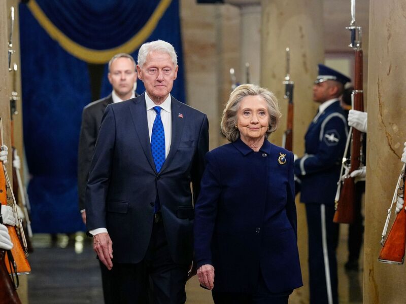 Die Anwälte der Clintons sagen, das Ehepaar sei bereit, zu einvernehmlich vereinbarten Terminen persönlich unter Eid auszusagen. (Archivbild) - Foto: Melina Mara/Pool The Washington Post/dpa