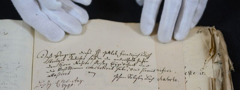 Blick in neu entdeckten Akten zur Leipziger Kirchenmusik aus dem 18. Jahrhundert im Stadtarchiv Leipzig. - Foto: Hendrik Schmidt/dpa