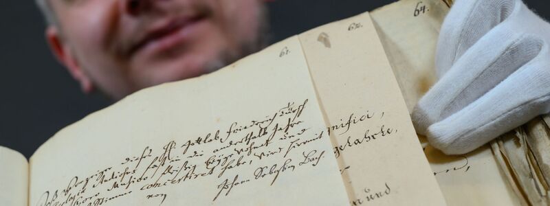 Neu aufgefundene historische Dokumente zur Leipziger Kirchenmusik sind im Stadtarchiv zu sehen. - Foto: Hendrik Schmidt/dpa