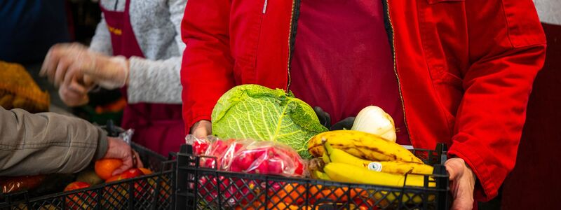 Die Tafeln in Deutschland versorgen Hunderttausende mit sehr wenig Geld. (Symbolbild) - Foto: Sina Schuldt/dpa