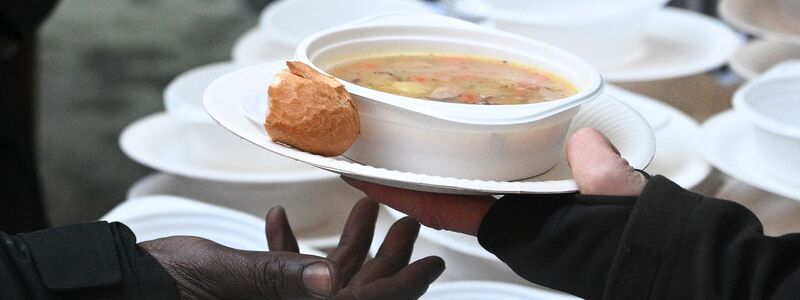Eine heiße Suppe? Vielen Menschen mit sehr wenig Geld hilft das. (Symbolbild) - Foto: Jens Kalaene/dpa