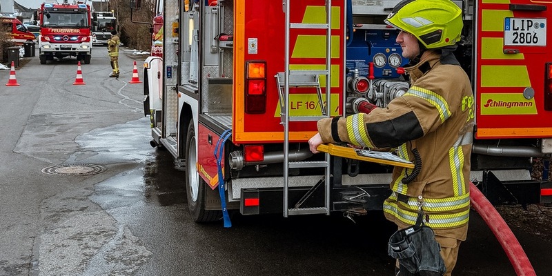 FW-DT: Dachstuhlbrand in der Hardenbergstraße - Foto: presseportal.de