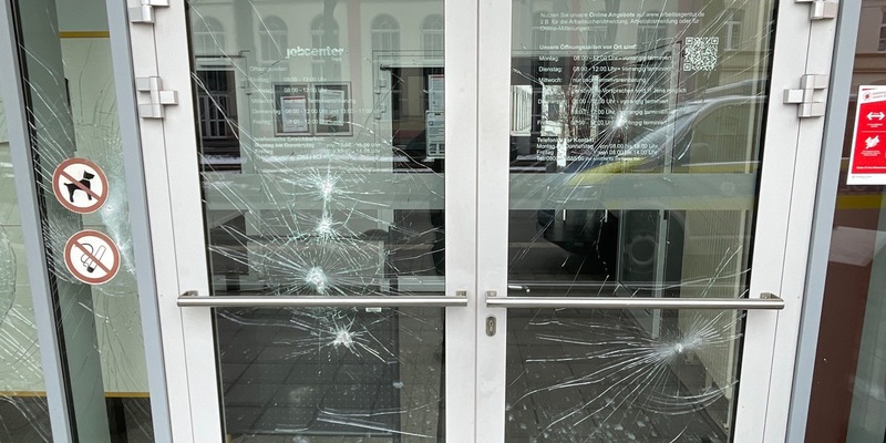 LPI-G: (G) Sachbeschädigung an Agentur für Arbeit - Tatverdächtiger gestellt (0027225/2026) - Foto: presseportal.de