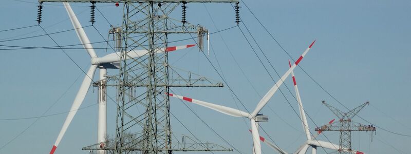 Strom aus Windkraft wird über weite Strecken geleitet. (Symbolbild) - Foto: Carsten Rehder/dpa