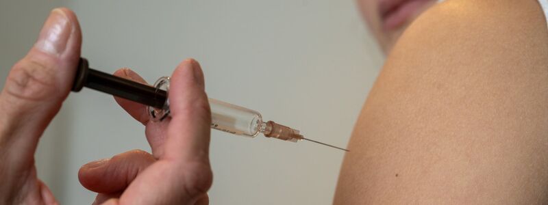 Eine Jugendliche bekommt eine Impfung zum Schutz vor Gebärmutterhals-Krebs. - Foto: Stefan Puchner/dpa