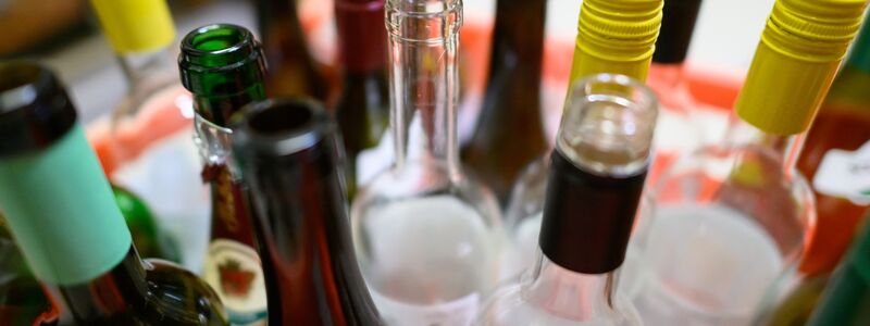 Leere Wein- und Sektflaschen - Foto: Robert Michael/dpa