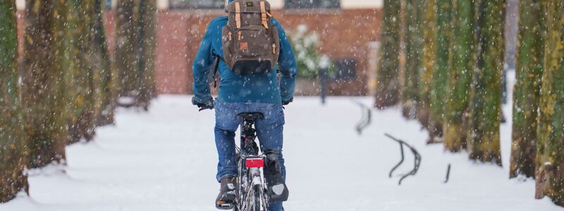 Fahrradfahrer mussten aufpassen. - Foto: Andreas Arnold/dpa
