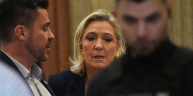 Auch in Berufung fordert die Anklage, Le Pen zeitweise das passive Wahlrecht zu entziehen. (Archivbild) - Foto: Christophe Ena/AP/dpa