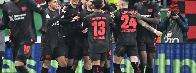 Leverkusens Patrik Schick jubelt mit seinen Mannchaftskollegen über 2:0.  - Foto: Federico Gambarini/dpa