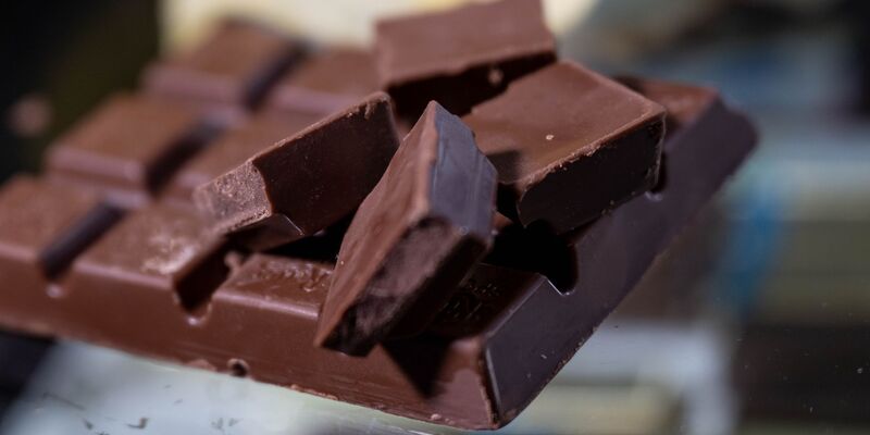 Für eine Schokoladentafel müssen Verbraucher immer noch tiefer in die Tasche greifen als vor ein paar Jahren. - Foto: Hendrik Schmidt/dpa