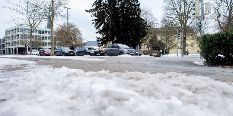 Wegen des Winterwetters müssen sich die Menschen in Teilen Deutschlands am Mittwochmorgen auf glatte Straßen einstellen. - Foto: Hauke-Christian Dittrich/dpa