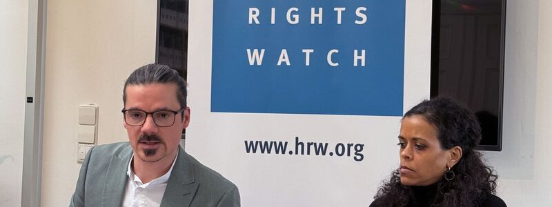 HRW-Deutschlanddirektor Philipp Frisch (l) und HRW-Rassismusforscherin Almaz Teffera zeichneten ein düsteres Bild der Weltlage.  - Foto: Anne-Beatrice Clasmann/dpa