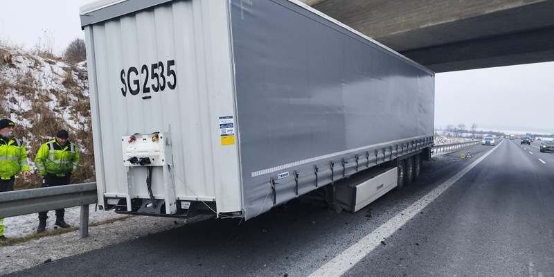 POL-HI: Sattelauflieger löst sich von der Zugmaschine - Glück im Unglück! - Foto: presseportal.de