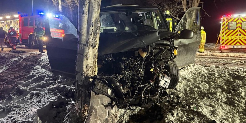 POL-STD: Autofahrer beschädigt beim Einparken im Stader Parkhaus anderen PKW und flüchtet - Polizei sucht wichtige Zeugin, Sechs Verletzte bei Unfall in der Gemarkung Stade - Foto: presseportal.de