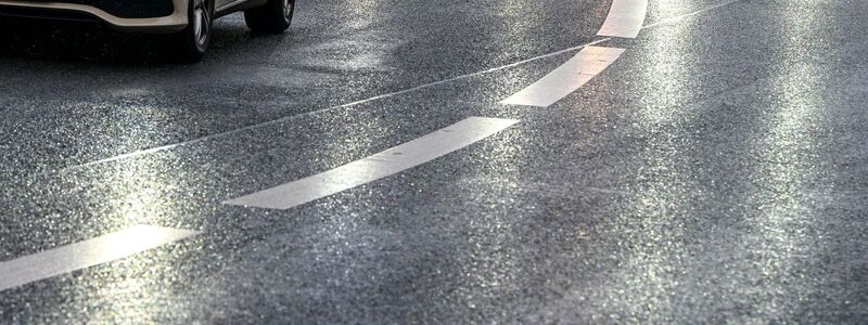 Autofahrer müssen sich auf glatte Straßen einstellen. - Foto: Jens Kalaene/dpa