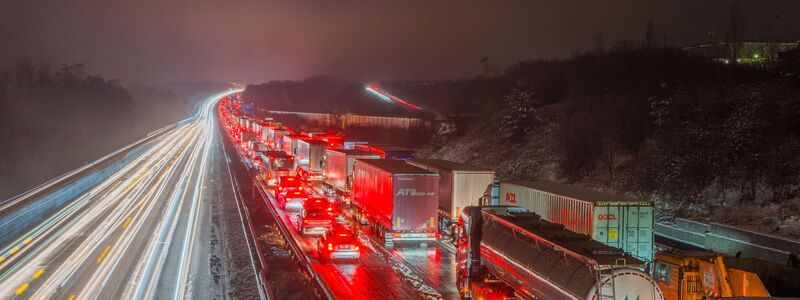 Lange Staus gab es in Hessen. - Foto: Andreas Arnold/dpa