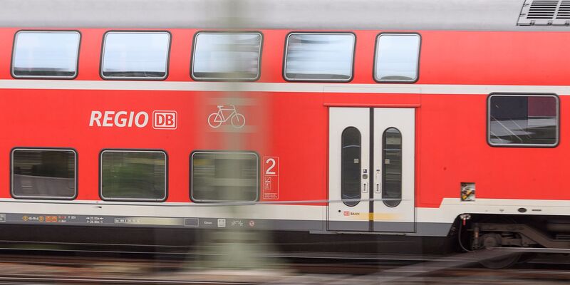 Ein Mitarbeiter der Deutschen Bahn wurde bei einer Ticketkontrolle tödlich verletzt. (Symbolbild) - Foto: Sebastian Gollnow/dpa