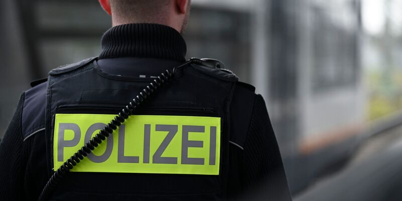 Die Polizei nahm den Angreifer fest. (Symbolbild) - Foto: Katharina Kausche/dpa