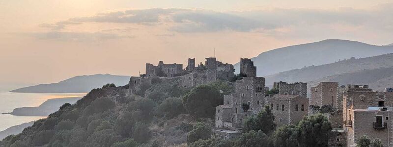 Heute bestaunen viele Touristen die ikonischen Wohntürme der Halbinsel Mani im äußersten Süden Griechenlands. - Foto: Leonidas-Romanos Davranoglou/dpa