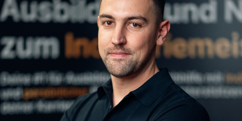 Vom Kursteilnehmer zum Wegbereiter: Wie Till Schniedenharn in der Bildungsfabrik angehende Industriemeister begleitet - Foto: presseportal.de