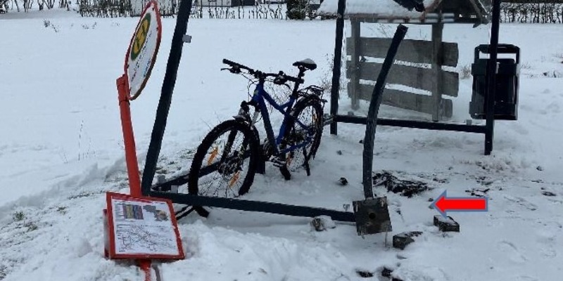POL-OS: Bohmte: Verkehrsunfallflucht - zerstörter Bushaltestellenunterstand - Polizei sucht Zeugen - Foto: presseportal.de