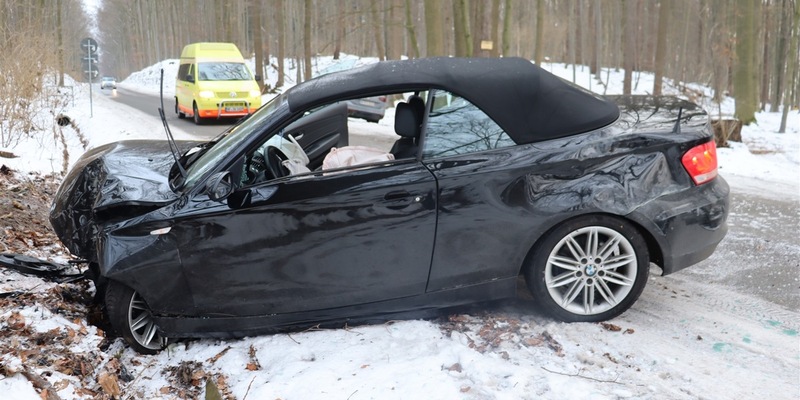 POL-HF: Glätteunfall in Kurve - Pkw rutscht von der Straße - Glättewarnung - Foto: presseportal.de