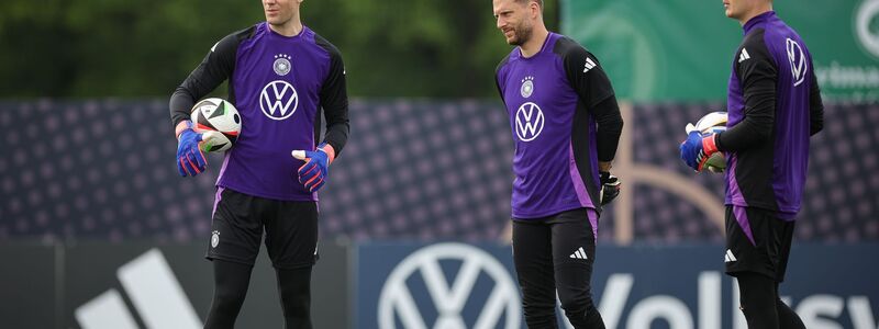 Oliver Baumann (m) ist die aktuelle Nummer 1 im DFB-Tor. (Archivbild) - Foto: Christian Charisius/dpa