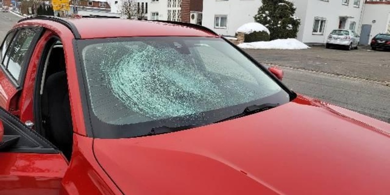 POL-GÖ: (34/2026) Unfallflucht auf der B 247 - Eisplatte beschädigt Windschutzscheibe - Polizei bittet um Hinweise - Foto: presseportal.de