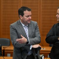 Freispruch vor dem Landgericht für den ehemaligen DFB-Schatzmeister Stephan Osnabrügge (M). (Archivbild) - Foto: Arne Dedert/dpa
