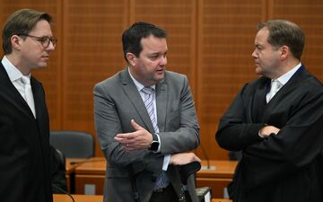 Freispruch vor dem Landgericht für den ehemaligen DFB-Schatzmeister Stephan Osnabrügge (M). (Archivbild) - Foto: Arne Dedert/dpa