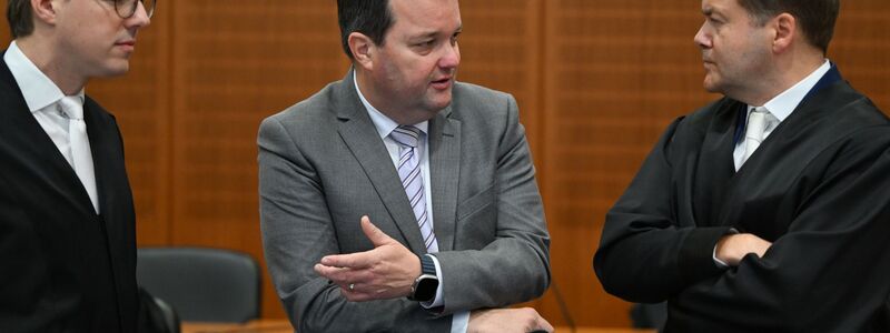 Freispruch vor dem Landgericht für den ehemaligen DFB-Schatzmeister Stephan Osnabrügge (M). (Archivbild) - Foto: Arne Dedert/dpa