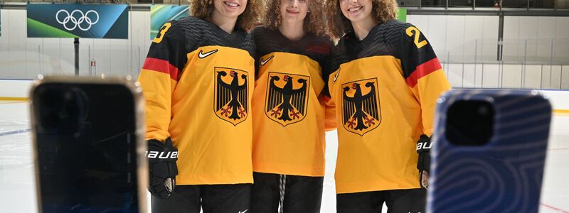 Außenseiterinnen im olympischen Turnier: die deutschen Eishockeyspielerinnen Luisa Welcke, Svenja Voigt und Lilli Welcke (v.l.). - Foto: Peter Kneffel/dpa