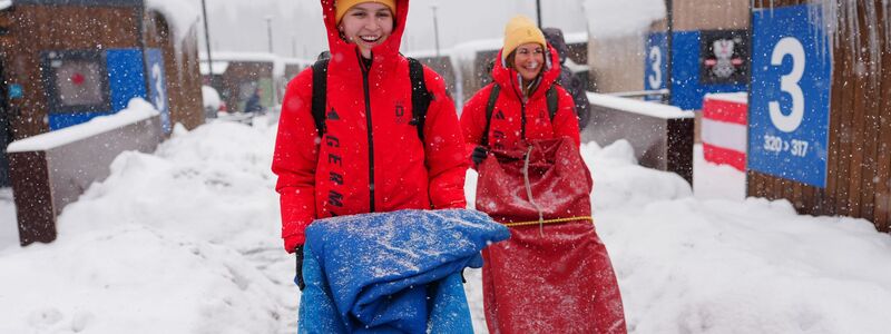 Die Rodlerinnen Julia Taubitz (r) und Merle Fräbel gehören zu den deutschen Medaillenkandidaten. - Foto: Michael Kappeler/dpa