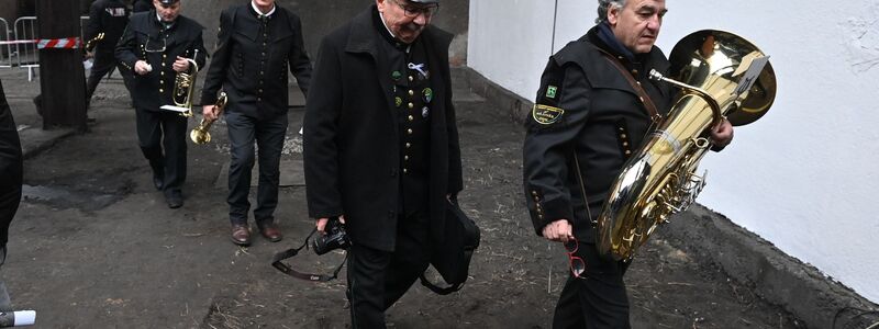 Mitglieder einer Bergmannskapelle begleiteten mit ihren Instrumenten die Zeremonie zum Abschied vom Steinkohleabbau im Bergwerk CSM in Stonava. - Foto: Ožana Jaroslav/CTK/dpa