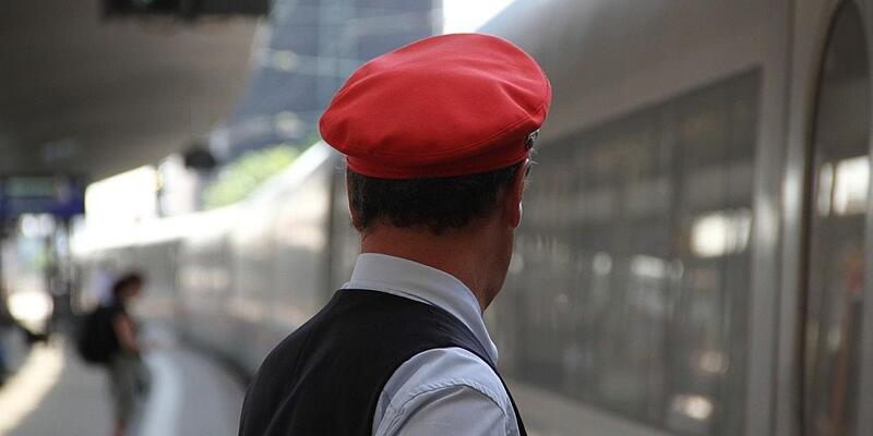 Zugschaffner am Bahnsteig - Foto: via dts Nachrichtenagentur