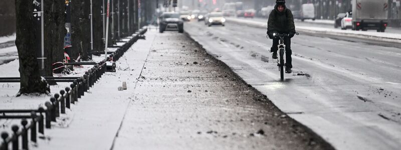 An vielen Stellen in Berlin ist es weiter sehr glatt.  - Foto: Britta Pedersen/dpa