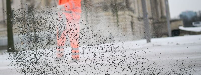 Die Berliner Stadtreinigung (BSR) hat mit dem Winterdienst alle Hände voll zu tun.   - Foto: Sebastian Christoph Gollnow/dpa