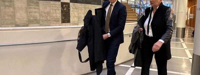 Ihr Mandat habe große Angst vor dem Prozess, sagen Høibys Verteidiger Ellen Holager Andenæs (rechts) und Petar Sekulic. - Foto: Julia Wäschenbach/dpa