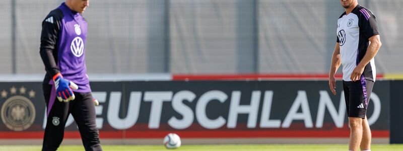 Wen stellt Bundestrainer Nagelsmann (r) ins WM-Tor? (Archivbild) - Foto: Daniel Karmann/dpa