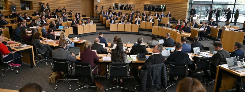 Der Thüringer Landtag hat eine Entscheidung getroffen: Ministerpräsident Mario Voigt (CDU) bleibt nach einem gescheiterten konstruktiven Misstrauensvotum im Amt.  - Foto: Martin Schutt/dpa