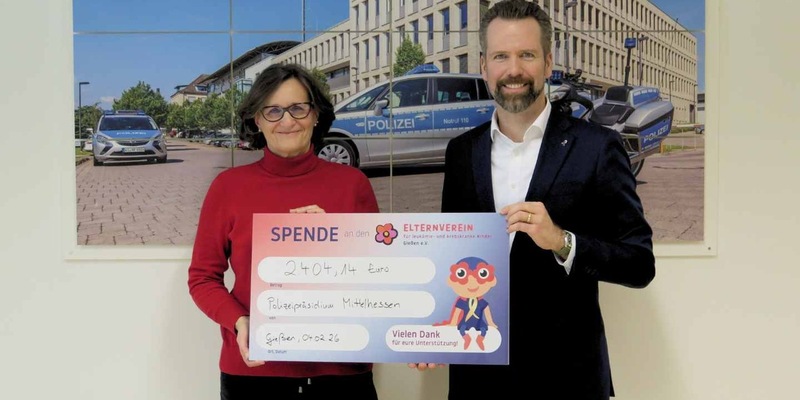 Mittelhessen: GIEßEN: Neujahrskonzert bringt 2.400 Euro für den guten Zweck - Polizeipräsidium Mittelhessen übergibt Spende an Gießener Elternverein - Foto: presseportal.de