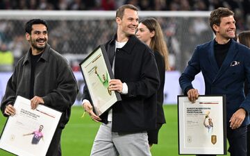 Manuel Neuer (m) verabschiedete sich schon aus dem DFB-Team. Gibt es eine überraschende Rückkehr? (Archivbild) - Foto: Sven Hoppe/dpa