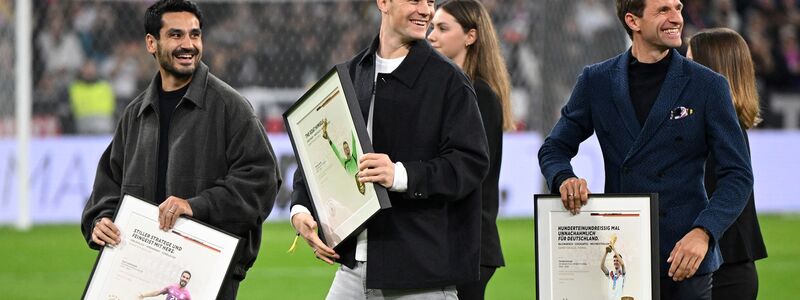 Manuel Neuer (m) verabschiedete sich schon aus dem DFB-Team. Gibt es eine überraschende Rückkehr? (Archivbild) - Foto: Sven Hoppe/dpa