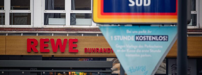 Vielerorts liegen die Filialen von Supermärkten und Discountern dicht beisammen.  - Foto: Henning Kaiser/dpa