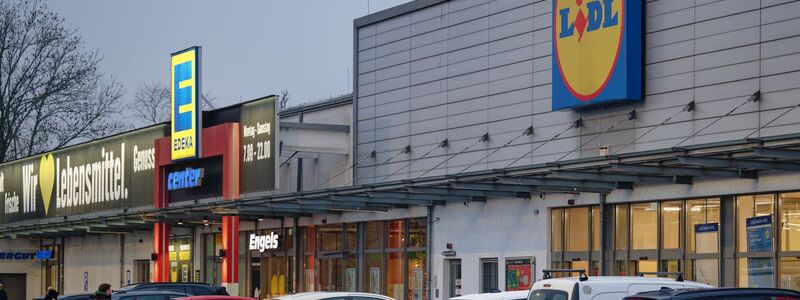 Lidl macht Aldi die Preisführerschaft streitig. - Foto: Henning Kaiser/dpa